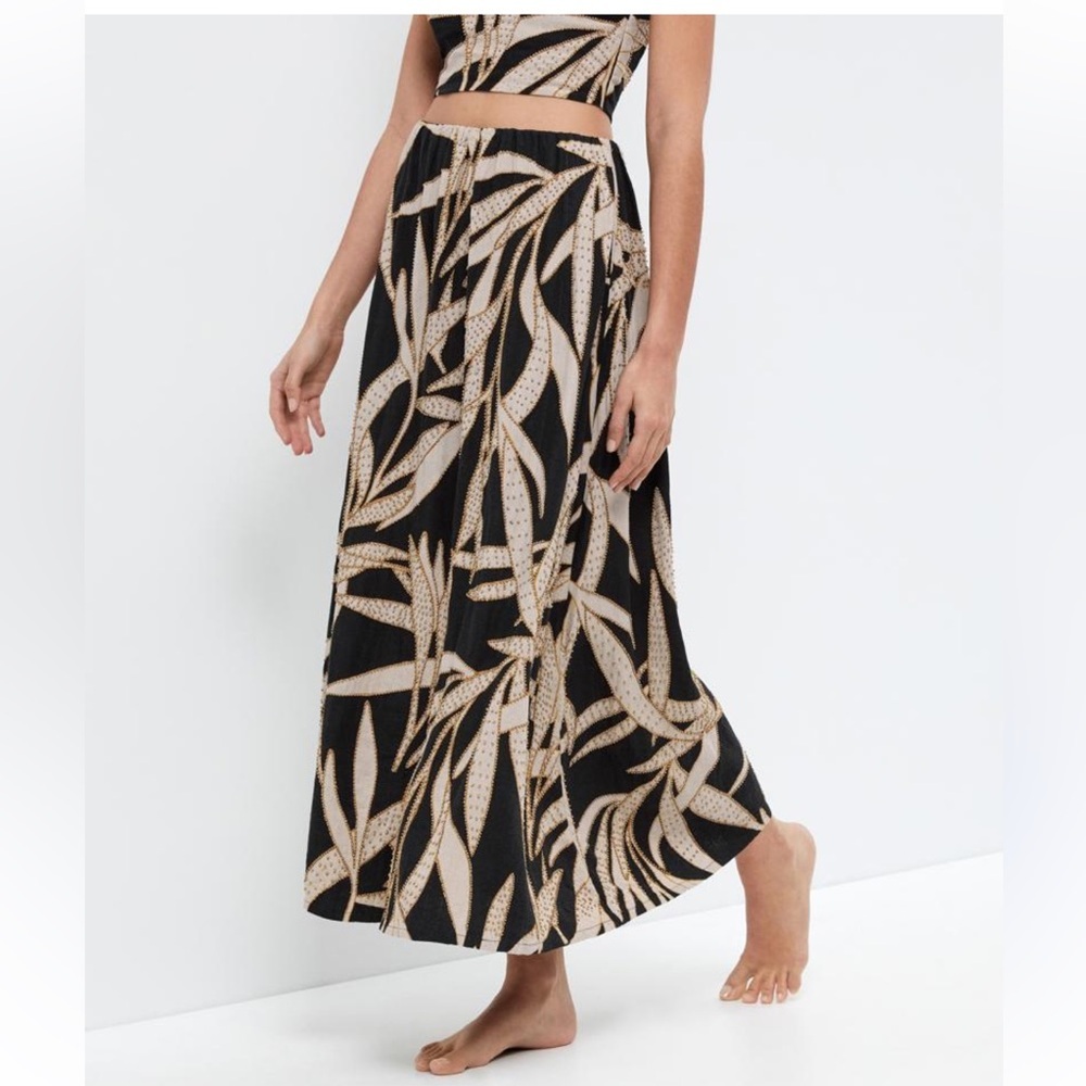 Magaschoni Black and Cream Set